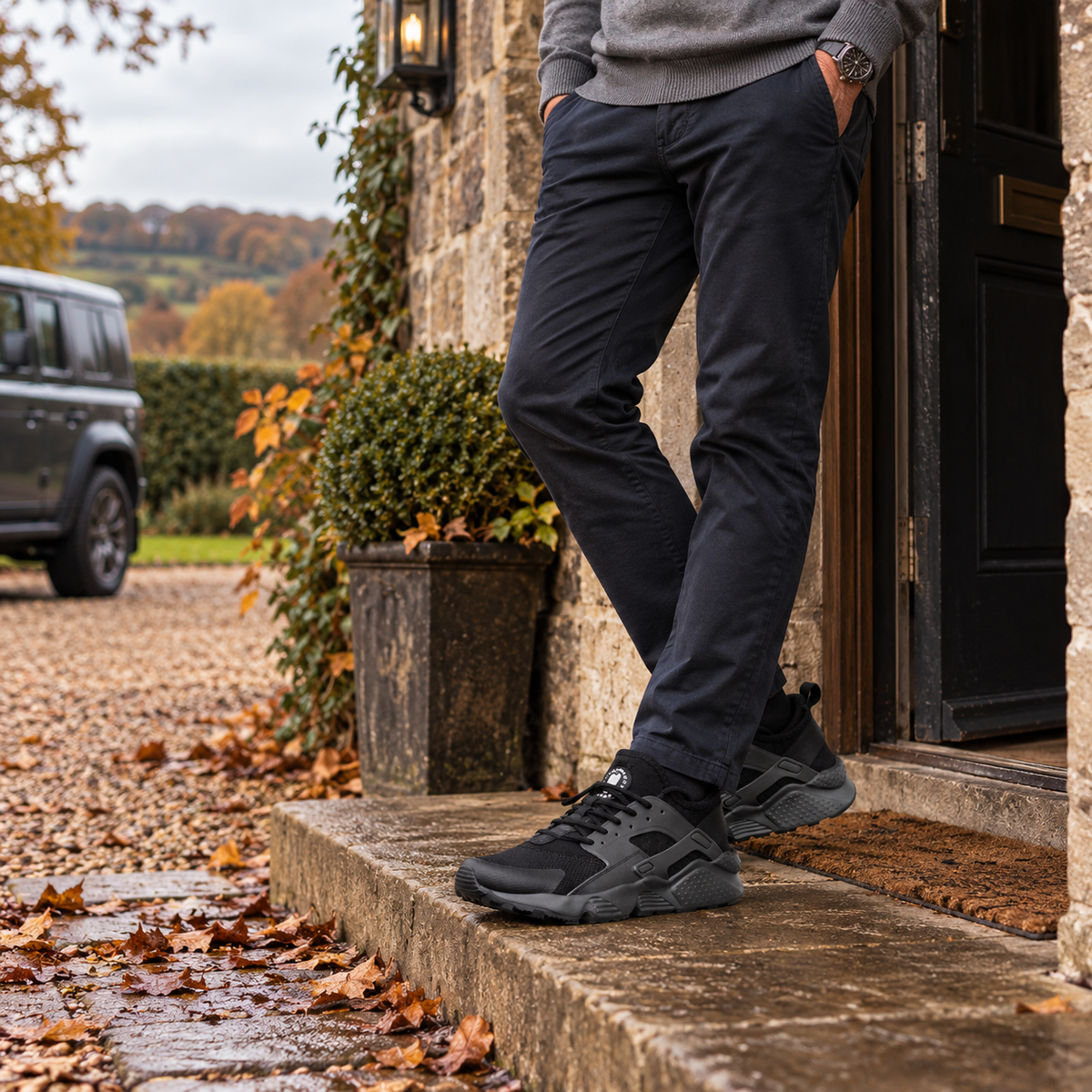 Men’s Low-Top Sneakers with Rounded Toe and Lace-Up Closure