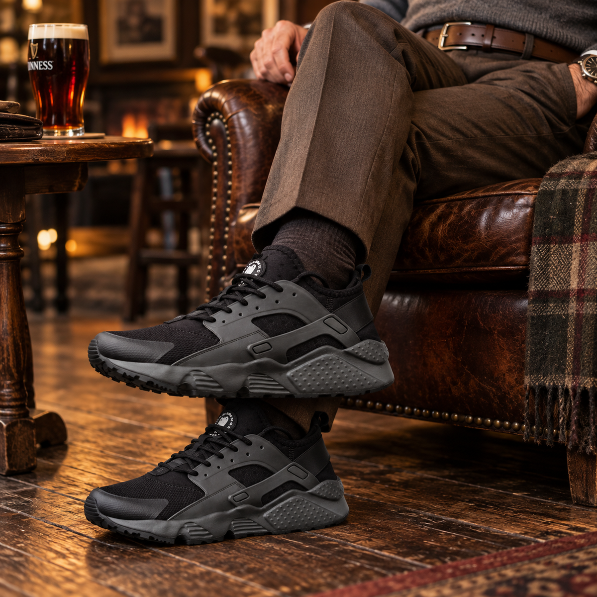 Men’s Low-Top Sneakers with Rounded Toe and Lace-Up Closure