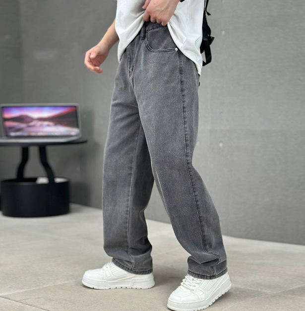 Men’s Loose Fit Straight Leg Jeans | Relaxed Full Length For Everyday Wear